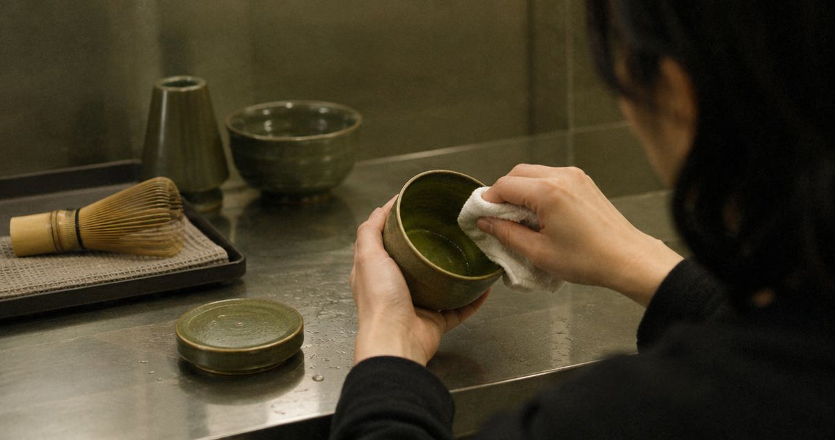 Cleaning and drying a matcha container before refilling